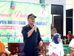 Bupati Surunuddin Serahkan Ribuan Liter Bantuan Pupuk Organik Cair Secara Gratis