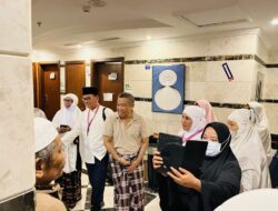 Hadir di Tengah Jamaah Haji Konsel, Bupati Surunuddin dan Istri Berikan Dukungan Moril