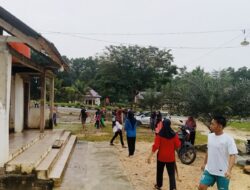 Rawat Sinergitas Antar Polri, Pemdes Kerjasama dengan Polsek Andoolo Bersihkan Lingkungan