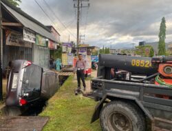 Sebuah Mobil Tabrak Rumah Makan Padang Lalu Masuk Got di Kendari