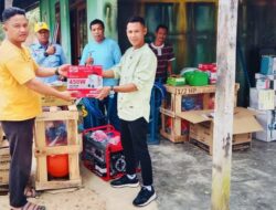 Ketua Komisi III DPRD Konsel, Menyerahkan Bantuan Pertukangan Tiga Kelompok di Kecamatan Angata