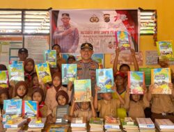 Peduli Budaya Literasi, Polsek Atari Jaya Distribusikan Buku Baca dan Alat Tulis di Lalembuu