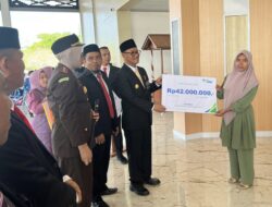 BPJamsostek Konsel Serahkan Santunan Kepada 20 Ahli Waris Aparat dan Pekerja Rentan Desa