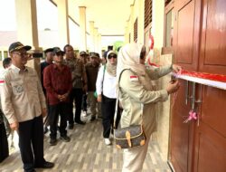 Komitmen Tingkatkan Kualitas Pendidikan, Bupati Surunuddin Bagikan Bantuan Untuk Pelajar Saat Peresmian Sekolah di Mowila