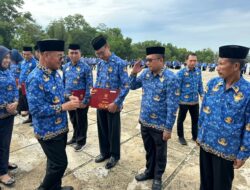 Bupati Surunuddin Berikan Penghargaan Satya Lencana Kepada ASN yang Telah Megabdi Puluhan Tahun