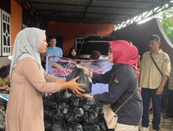 Tim Brigade Hj Gunartin Bagikan Ratusan Paket Sembako kepada Korban Banjir di Kendari