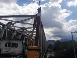 Banjir Terjang Konawe Utara, DLH Pasang Lampu Sorot di Desa Samandete untuk Keamanan Pengguna Jalan