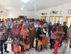 Intensifkan Program Penurunan Stunting, Bupati Konsel Bagikan Makanan Bergizi dan Minta Posyandu Aktif Setiap Minggu