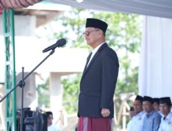 Hari Santri Nasional 2024, Bupati Konsel Serahkan Penghargaan untuk Ustadz dan Santri Berprestasi