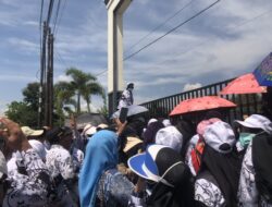 Dugaan Kriminalisasi, Ribuan Masyarakat dan Guru Konsel Dukung Supriyani di PN Andoolo