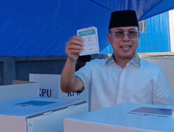 ASR Salurkan Hak Suara di TPS 16 Kelurahan Andonouhu