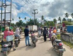 Jalan Rusak Tak Kunjung Diperbaiki, Warga Konawe Selatan Lakukan Aksi Blokade