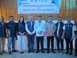 Pemda Konsel dan PT Ifishdeco Serahkan Seragam Sekolah untuk 13 SD di Kecamatan Tinanggea