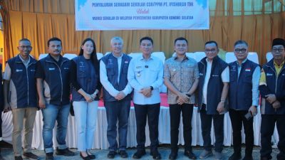 Pemda Konsel dan PT Ifishdeco Serahkan Seragam Sekolah untuk 13 SD di Kecamatan Tinanggea