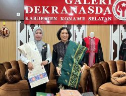 Silaturahmi di Galeri Dekranasda, Istri Danru 5 Kopassus Apresiasi Produk Kerajinan Unggulan Konawe Selatan