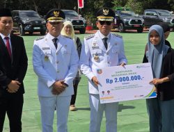 Momen HUT RI ke-81: Pemkab Konawe Selatan Serahkan Santunan Rp126 Juta dan Beasiswa Jaminan Sosial Ketenagakerjaan