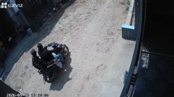 Terekam CCTV: Dua Pria Modus Bawa Pancing Lalu Curi Motor NMAX di BTN Latjinta Kendari